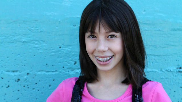 Dlaczego w aparatach ortodontycznych znajdują się gumki?