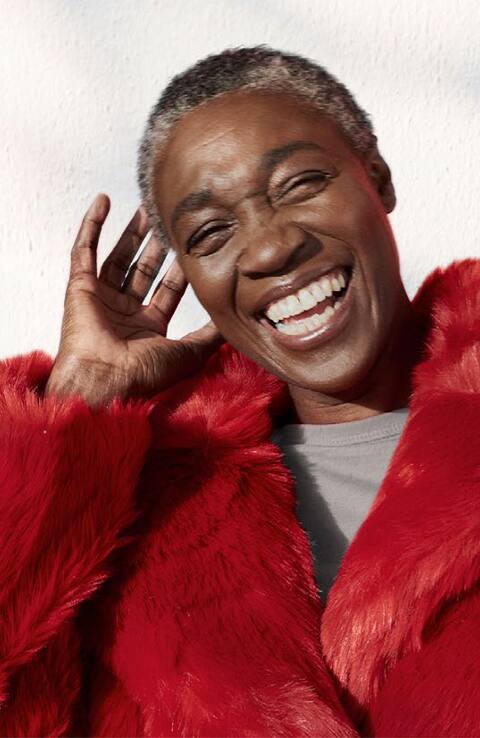 mujer sonriendo con dientes blancos mujer sonriendo con dientes blancos