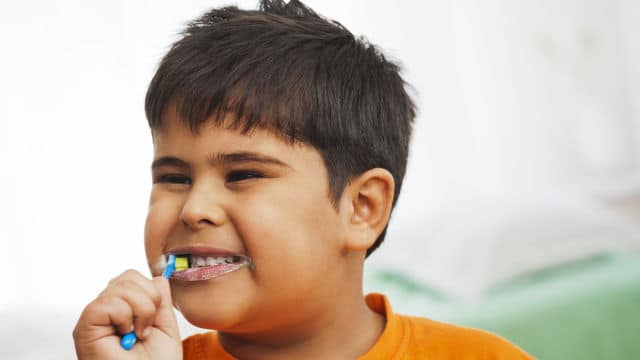 Sześć naturalnych składników zawartych w pastach do zębów bez fluoru