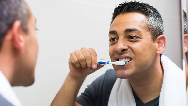 mężczyzna myje zęby