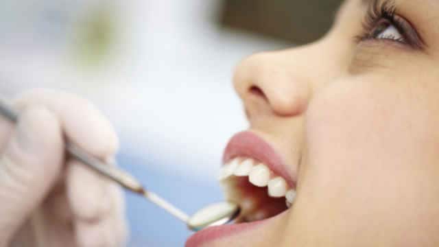 kobieta badana przez dentystę