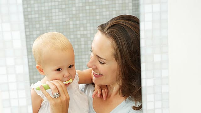 Matka myje zęby swojego dziecka Matka myje zęby swojego dziecka