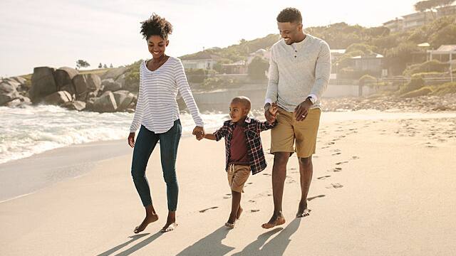 Family with son walking along the beach Znieczulenie u dentysty