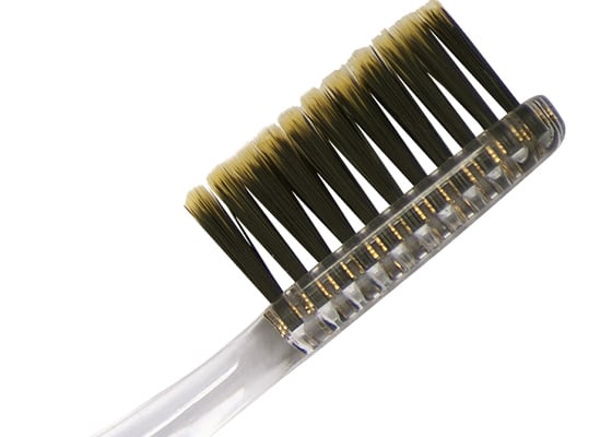 Zbliżenie na głowkę szczoteczki Colgate Slim Soft